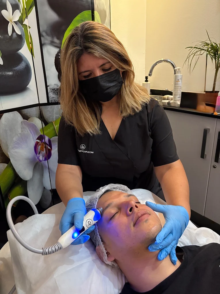 Andrea de Colino durante un tratamiento facial en la cabina de Piel con Alma, en Salamanca